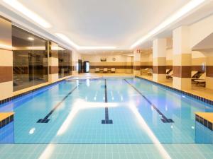 a large swimming pool in a building at Mercure Istanbul Bakirkoy in Istanbul