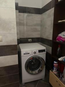 a washer and dryer in a small room at Busulla Guest House in Shijak +20 photos