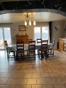 a dining room with a table and chairs at chambre ZEN home Sérénité in Hazelbourg
