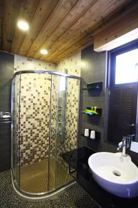 bagno con doccia e lavandino di Sung-Ding Guesthouse a Ji'an