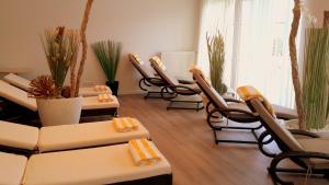 een wachtkamer met een stel stoelen en planten bij All Inclusive Hotel Sonnenhügel in Sattendorf