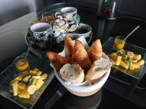 a tray with a basket of pastries on a table at Chez Sab et chaton in Saint-Leu +6 photos