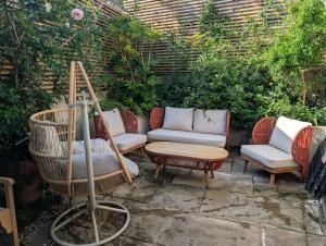 a group of chairs and a table in a garden at Rusthall Prospect House in Speldhurst