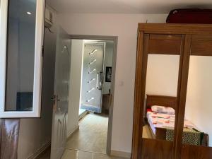 a room with a closet and a door to a bedroom at Appartement familial centre de Hydra in Hydra