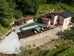 an aerial view of a house with a swimming pool at Ca Lovisotto in Prepotto