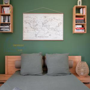 a bedroom with a bed with a map on the wall at Le Pastel Albigeois Parking & jardin 1km Unesco in Albi