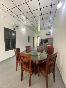 a dining room with a table and chairs at Mian Motel in Vĩnh Hội