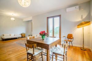 a living room with a wooden table and chairs at B&B Sophia in Santa Sofia dʼEpiro