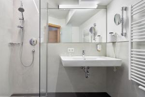 Ett badrum på Fish'Inn Zell - Hotel Fischerwirt