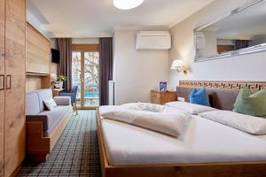 En eller flere senge i et værelse på Hotel Fischerwirt Zell am See