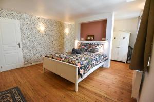 a bedroom with a bed in a room at Chez Marcel et Louise in Chinon