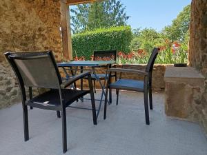 three chairs and a table and a table and chairs at Chambre d'hôte Monthorin in Vernie