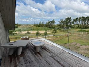 ein Balkon mit einer Toilette auf einem Holzdeck in der Unterkunft Skrablas Boutique Hotel in Rucava