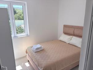 a bedroom with a bed with two towels on it at Yapart in Utjeha