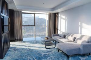 a living room with a couch and a table at فندق ديماس DEMAS Hotel in Khamis Mushayt