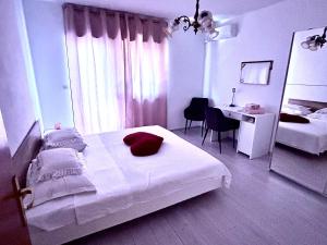 a bedroom with a bed and a desk and a mirror at DaMa in Kaštela