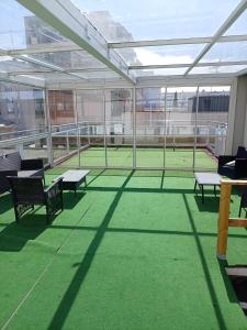 a tennis court with benches on a roof at Kattohuoneisto antinkatu in Pori
