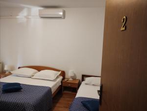 เตียงในห้องที่ Krka Ivan