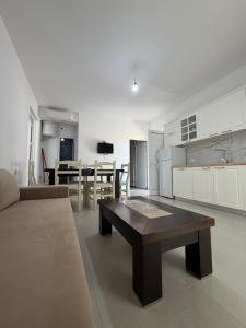 a living room with a table and a kitchen at Blue Days Villa 2 in Shkalle Stenojt