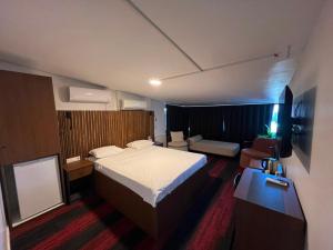 a hotel room with a bed and a desk at Vicolo Moda Kadıköy in Istanbul