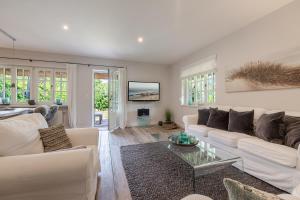 a living room with a couch and a table at Sommerhaus in Keitum