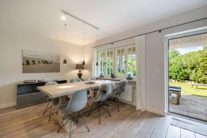 a kitchen and dining room with a table and chairs at Sommerhaus in Keitum