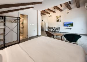 a room with a bed and a table and chairs at Seaside Village in Kamenari