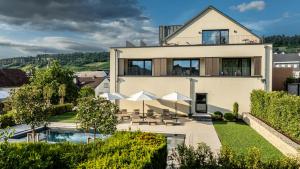 an image of a house with a swimming pool at Weingut und Gästehaus Apel in Nittel