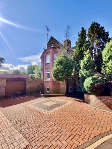 a brick driveway in front of a large brick building at The Bridge House in Hounslow