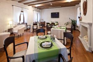 Reštaurácia alebo iné gastronomické zariadenie v ubytovaní Relais Casa Orter