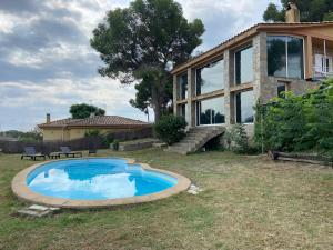 a house with a swimming pool in the yard at Private pool and garden in Cunit