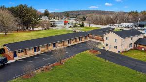 an overhead view of a building with a parking lot at Quiet Corner Inn in Brooklyn