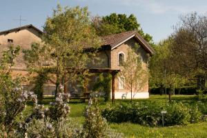 a house with a garden in front of it at Camera vicino Ospedale Maggiore, Concerti e Aeroporto Bologna 60 mq in Bologna