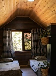 two beds in a room with a window at Bar Restorant Geshtenja in Reç