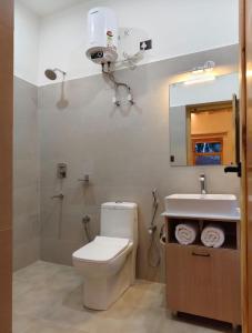 a bathroom with a toilet and a sink and a shower at Faryok Resort in Nūrla