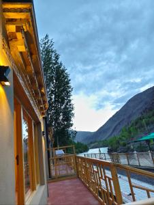 a balcony of a house with a view of a river at Faryok Resort in Nūrla