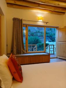 a bedroom with a bed and a large window at Faryok Resort in Nūrla