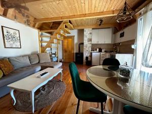 a living room and kitchen with a table and a couch at Apartman Djina Zabljak in Žabljak