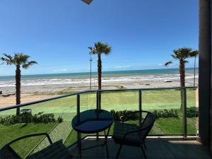 ein Balkon mit Stühlen und Blick auf den Strand in der Unterkunft SofiCoast in Gonio