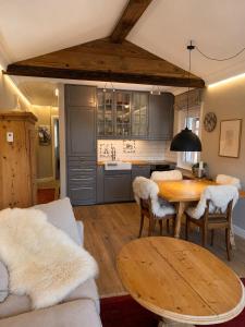 a living room with a table and a kitchen at Residence Edelweiss No Stress by Eva in Bellwald