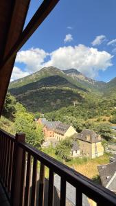 Blick vom Balkon eines Hauses auf die Berge in der Unterkunft Montlude in Bossost