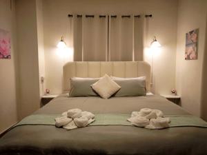 a bedroom with a bed with towels on it at De Napa - Private Homestay in Ban Mae Na