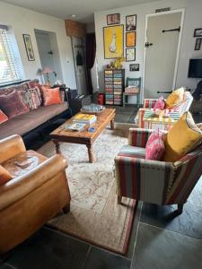 a living room with couches and a coffee table at The Annexe in Chipping Campden