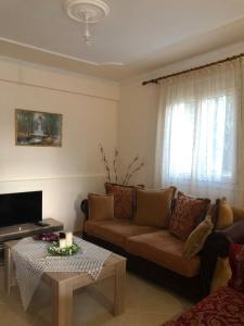 a living room with a couch and a table at Villa Dream in Karianí
