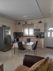a kitchen with a table and chairs and a refrigerator at Villa Dream in Karianí