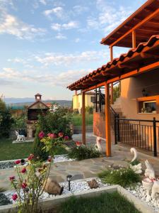 a house with a garden with animals in the yard at Villa Dream in Karianí