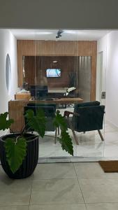 a living room with a table and green chairs at Office-Stay in Casimiro de Abreu