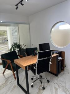 an office with a table and chairs and a mirror at Office-Stay in Casimiro de Abreu