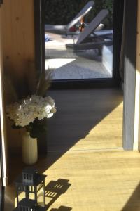 a door with a vase of flowers on a porch at Glamping Hynkov in Příkazy