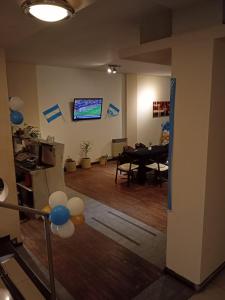 a living room with a table and balloons in it at Del Fundador in Córdoba
